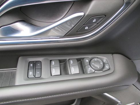 Used 2023 Chevrolet Suburban LT w/ Luxury Package image 15