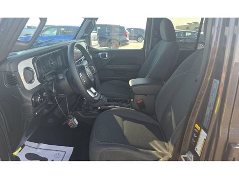 Used 2025 Jeep Wrangler Unlimited Sahara AWD/4WD image 5
