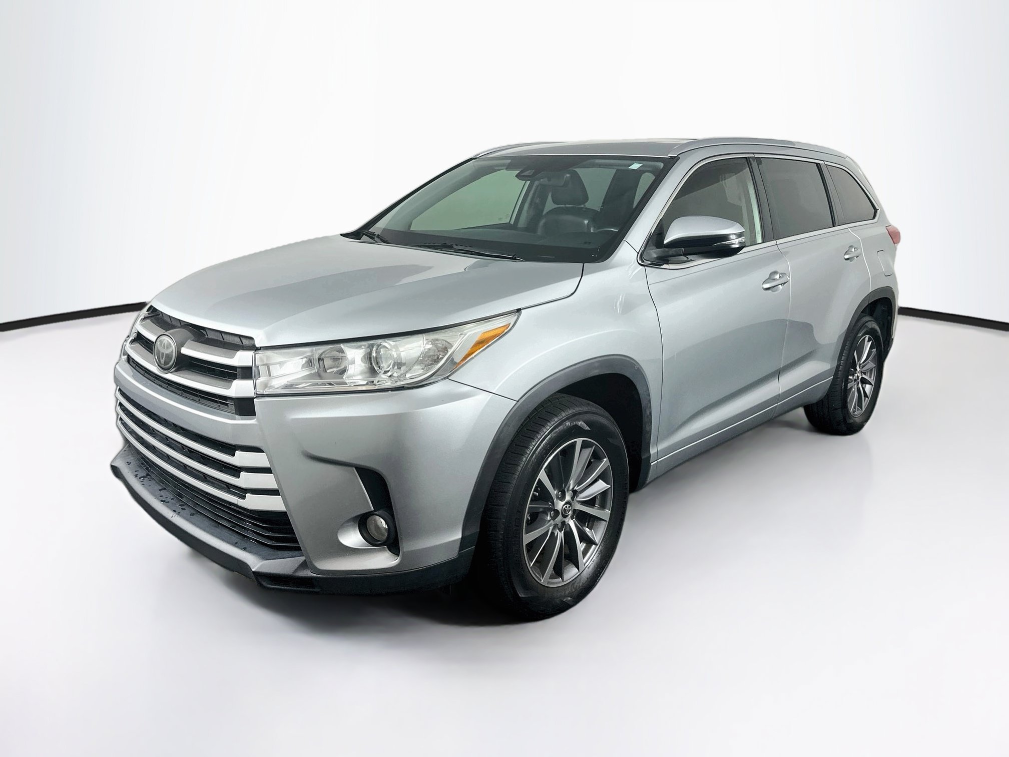 Used 2018 Toyota Highlander XLE FWD image 3