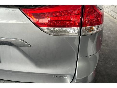 Used 2011 Toyota Sienna Limited w/ Premium Pkg FWD image 7
