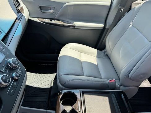 Used 2017 Toyota Sienna XLE FWD image 15