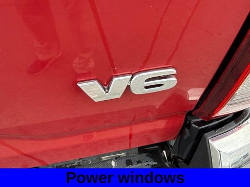 Used 2018 Toyota Tacoma SR5 AWD/4WD image 5