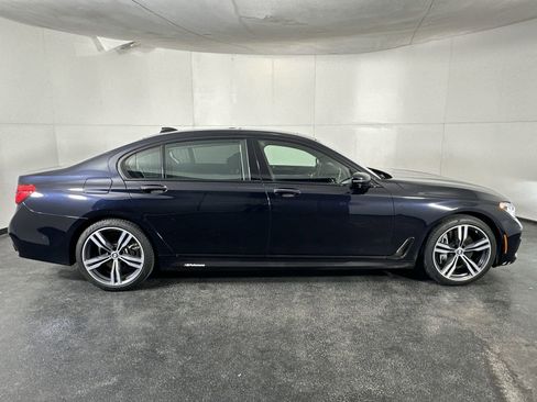 Used 2019 BMW 750i w/ Executive Package image 13