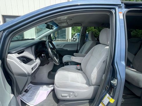 Used 2017 Toyota Sienna LE FWD image 11