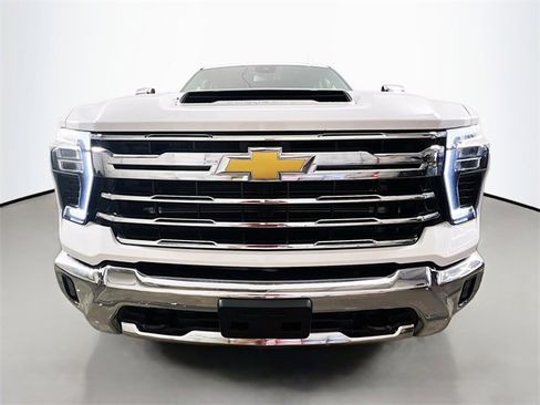 Used 2024 Chevrolet Silverado 2500 LTZ image 2