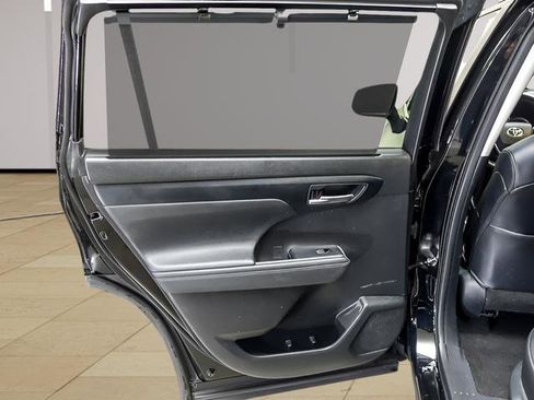 Used 2023 Toyota Highlander XLE image 23