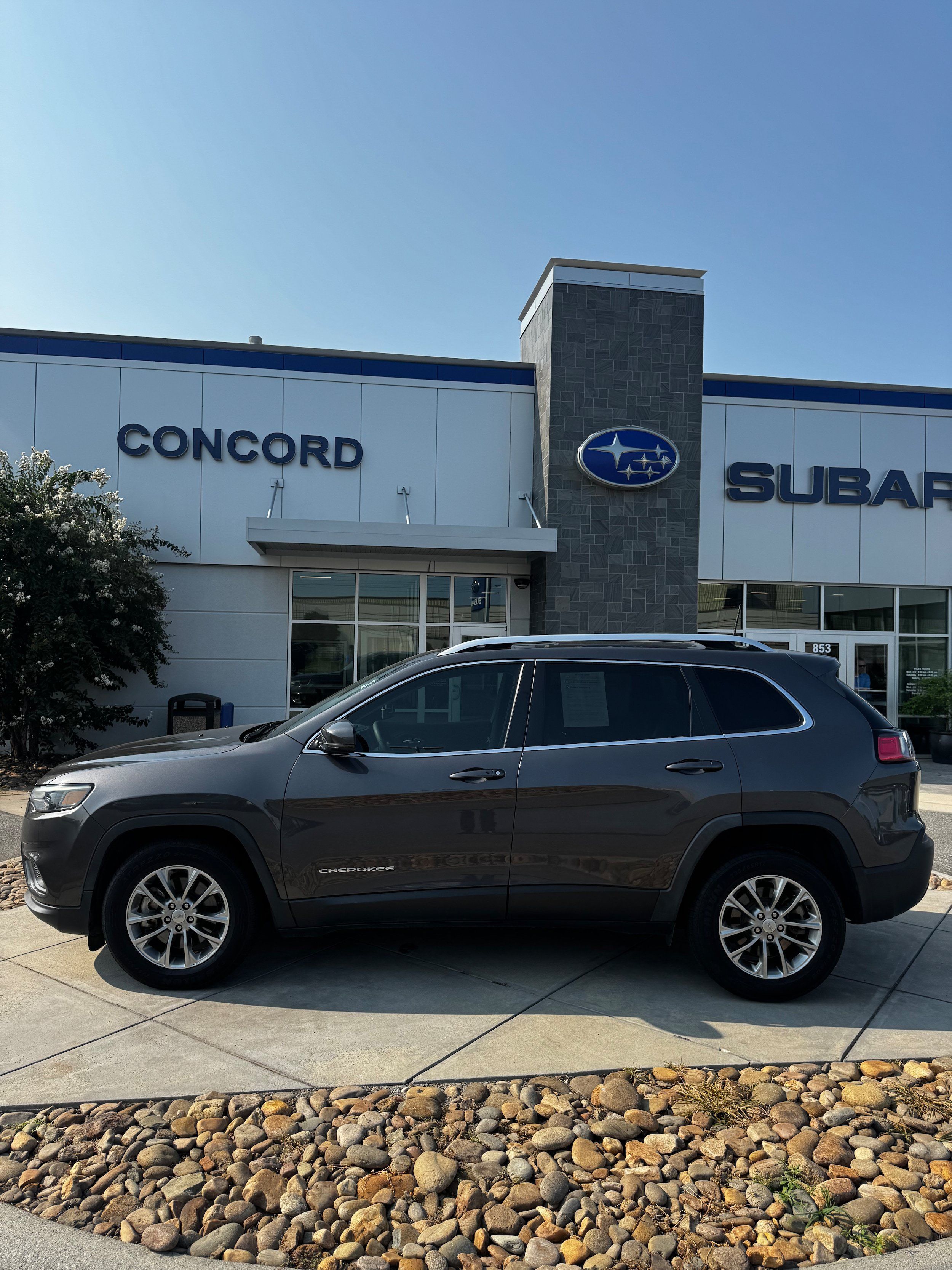 Used 2020 Jeep Cherokee Latitude Plus w/ Comfort/Convenience Group FWD image 1