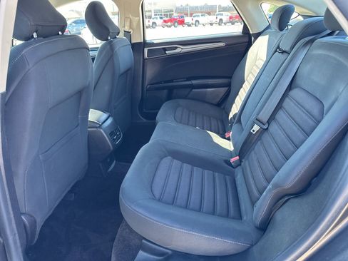 Used 2017 Ford Fusion SE w/ Fusion SE Technology Package image 18