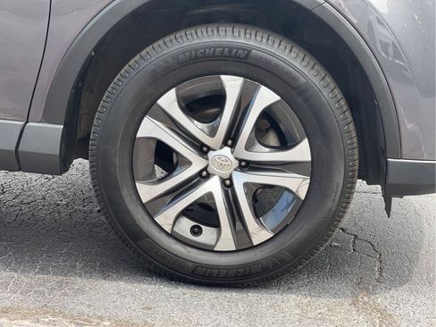 Used 2018 Toyota RAV4 LE FWD image 24