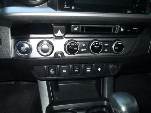 Used 2016 Toyota Tacoma TRD Off-Road w/ Premium & Technology Package AWD/4WD image 24