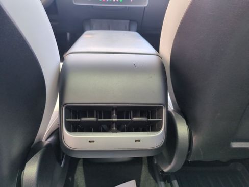Used 2021 Tesla Model Y Long Range AWD/4WD image 17