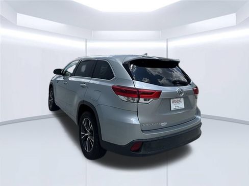 Used 2018 Toyota Highlander Plus w/ Carpet Mat Package (TMS) FWD image 7