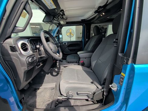 Used 2025 Jeep Wrangler Sport image 9