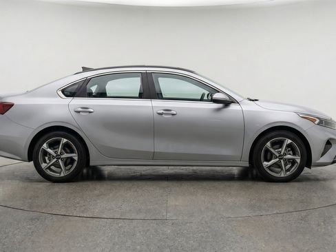 Used 2025 Kia K4 LXS image 11