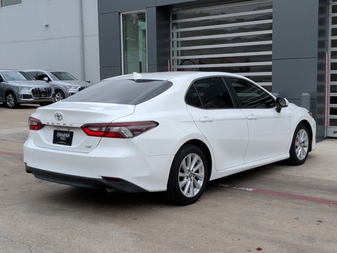 Used 2022 Toyota Camry LE image 10