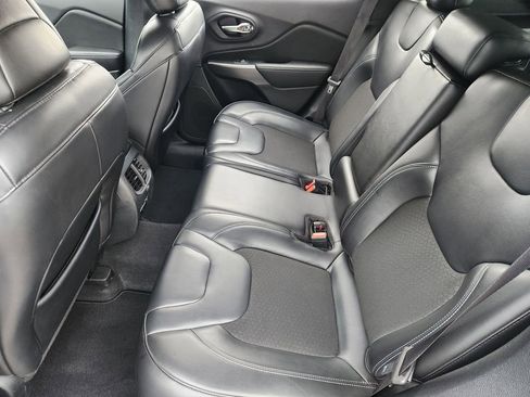 Used 2020 Jeep Cherokee Latitude Plus w/ Comfort/Convenience Group image 19