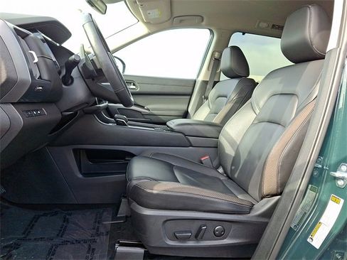 Used 2025 Nissan Pathfinder SL image 14