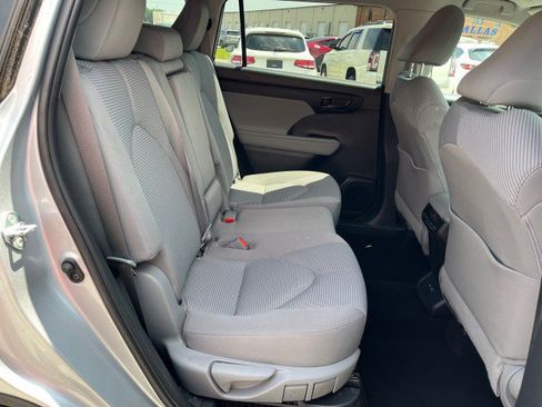 Used 2020 Toyota Highlander LE AWD/4WD image 18