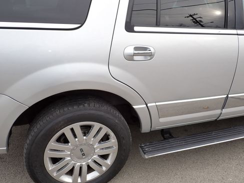 Used 2011 Lincoln Navigator 4WD image 16