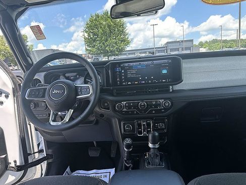 Used 2024 Jeep Wrangler Unlimited Sahara AWD/4WD image 18