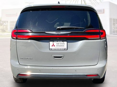 Used 2023 Chrysler Pacifica Touring-L FWD image 18