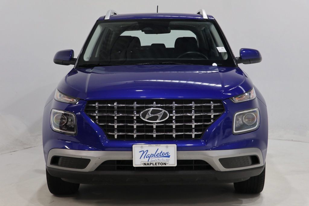 Used 2025 Hyundai Venue SEL FWD image 2