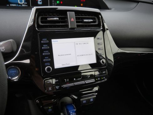 Certified 2020 Toyota Prius LE FWD image 23