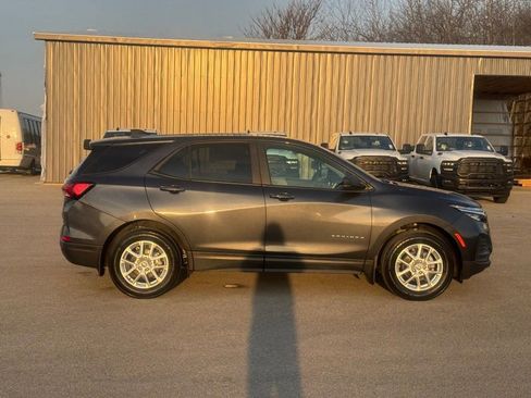 Used 2022 Chevrolet Equinox LS w/ LS Convenience Package AWD/4WD image 2