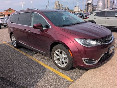 Used 2020 Chrysler Pacifica Touring-L Plus w/ Tire & Wheel Group FWD image 4