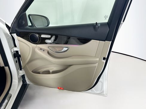 Used 2021 Mercedes-Benz GLC 300 w/ Premium Package image 32