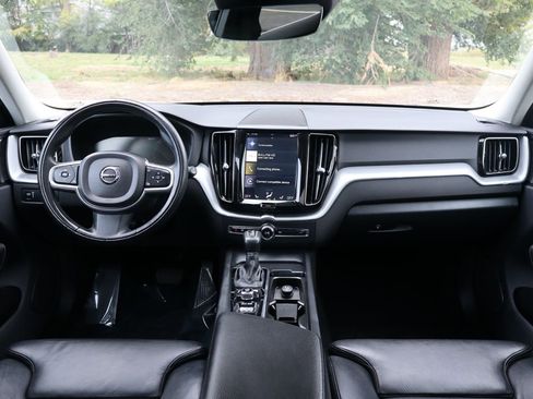 Used 2019 Volvo XC60 T5 Momentum w/ Multimedia Package image 16
