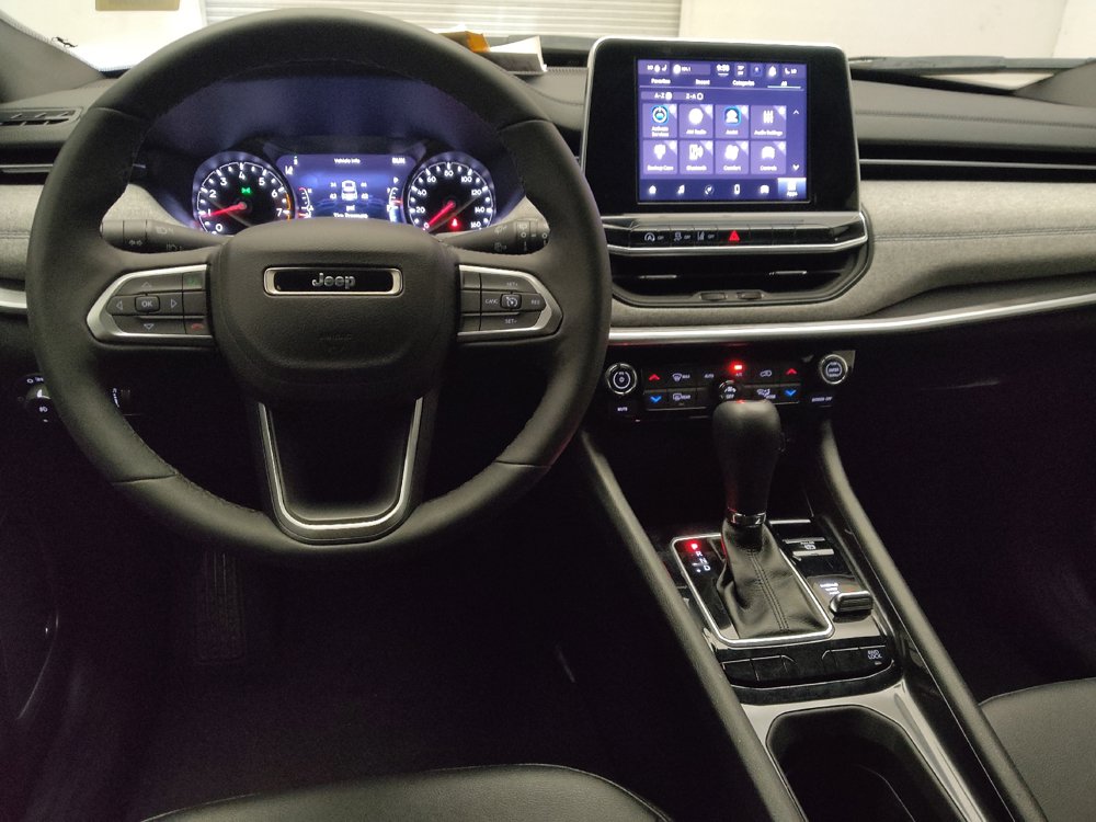 Used 2025 Jeep Compass Latitude w/ Sun & Sound Group AWD/4WD image 22