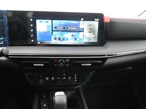 Certified 2025 Nissan Kicks SR FWD image 12
