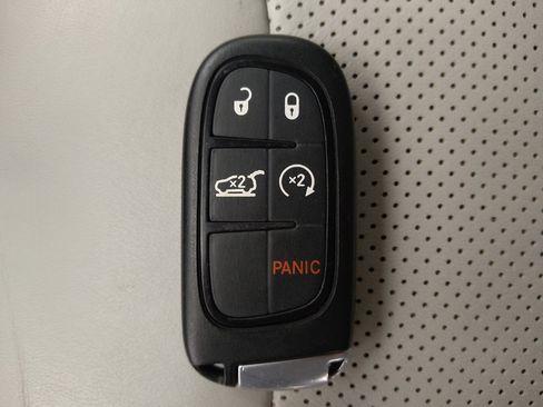 Used 2020 Jeep Cherokee Limited w/ Technology Group image 32