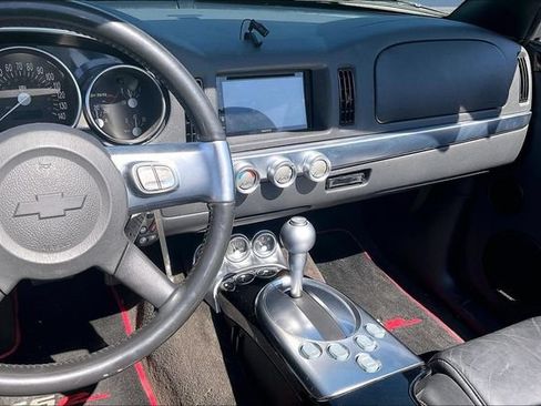 Used 2004 Chevrolet SSR w/ Preferred Equipment Group RWD image 10