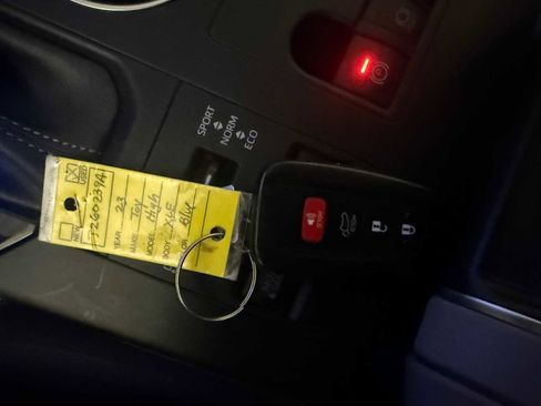 Certified 2023 Toyota Highlander XLE image 38