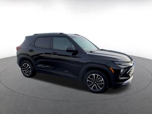 Used 2025 Chevrolet TrailBlazer LT image 2