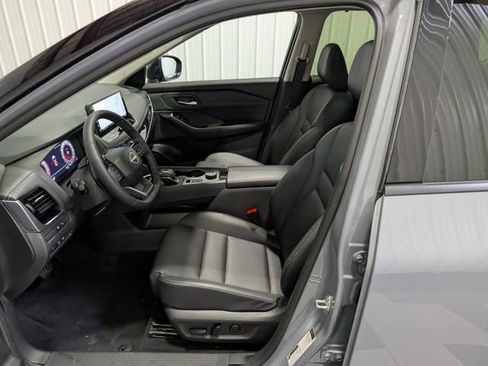 Used 2025 Nissan Rogue SL w/ Tech Package image 15