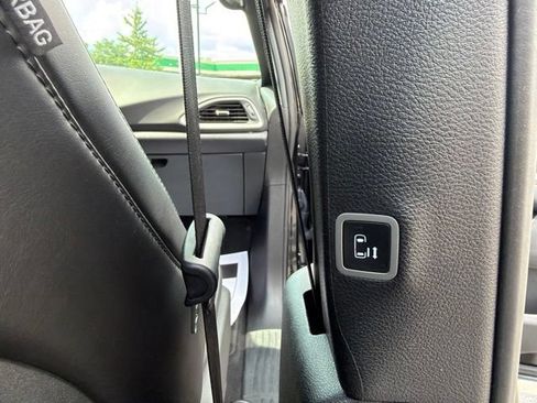Used 2025 Chrysler Pacifica Select FWD image 40