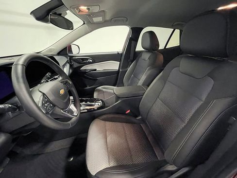 Used 2025 Chevrolet Trax LT w/ LT Convenience Package FWD image 3