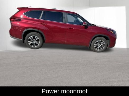 Used 2023 Toyota Highlander XLE AWD/4WD image 9