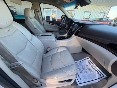 Used 2017 Cadillac Escalade ESV Luxury image 16
