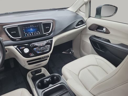 Used 2021 Chrysler Voyager Lxi image 15