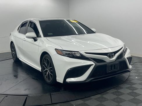 Used 2021 Toyota Camry SE w/ Convenience Package FWD image 3