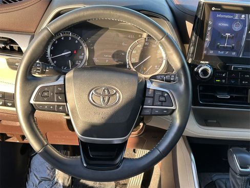 Certified 2022 Toyota Highlander Platinum image 43