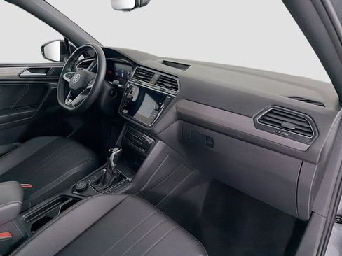 Used 2023 Volkswagen Tiguan SE R-Line image 29
