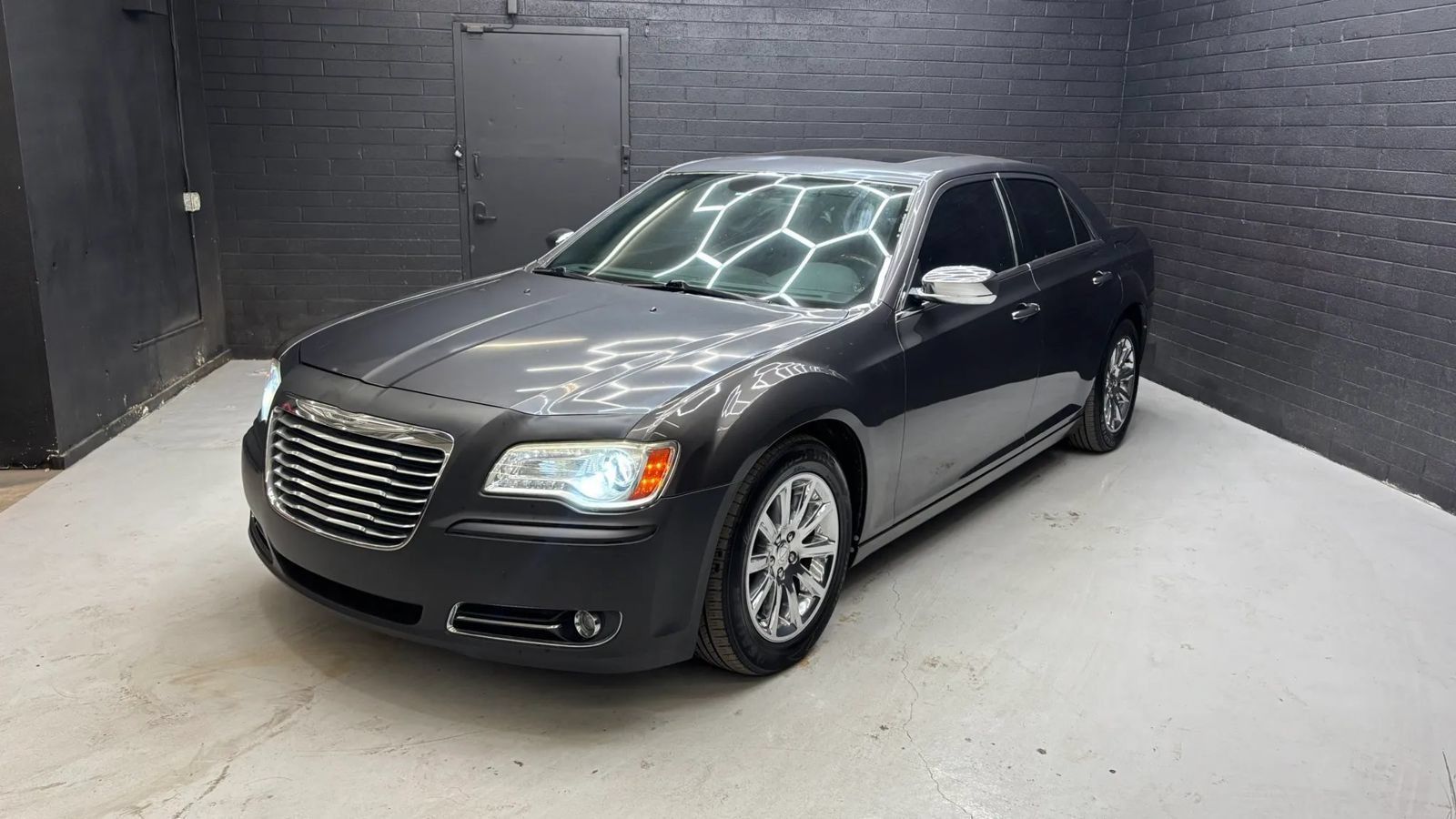 Used 2013 Chrysler 300 C RWD image 2