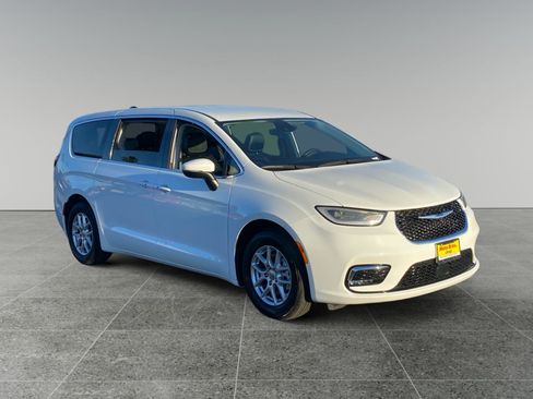 Used 2023 Chrysler Pacifica Touring-L FWD image 7