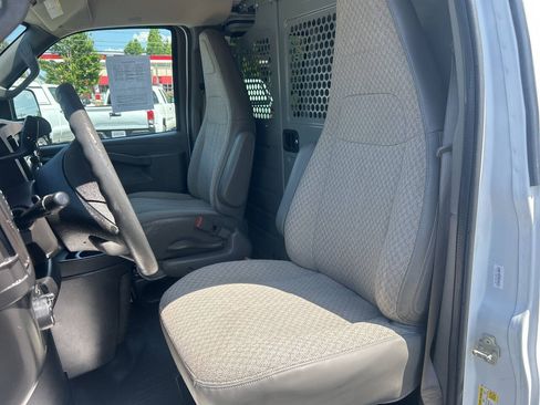Used 2017 Chevrolet Express 2500 RWD image 12