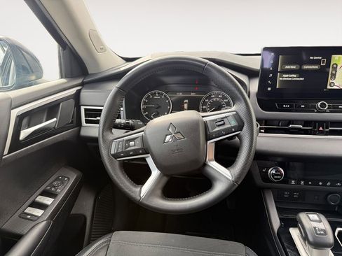 Used 2025 Mitsubishi Outlander SE image 12